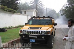 Hummer H2 Relaxing on a Karachi Street