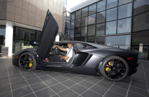 World rugby legend Jonah Lomu visits Lamborghini