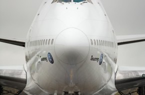 Volkswagen Touareg V10 TDI tows a Boeing 747