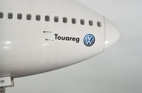 Volkswagen Touareg V10 TDI tows a Boeing 747