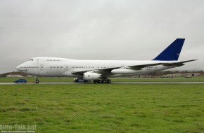 Volkswagen Touareg V10 TDI tows a Boeing 747