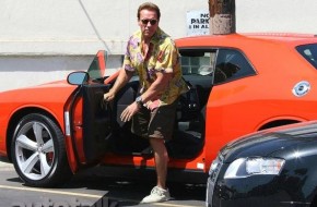 Arnold Schwarzenegger in Dodge Challenger SRT8