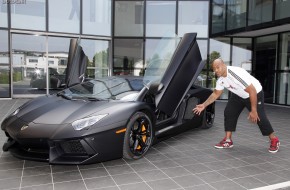 World rugby legend Jonah Lomu visits Lamborghini