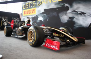 Pirelli Booth NYIAS 2012