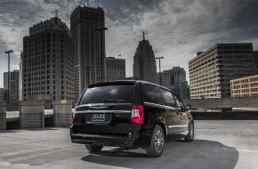 2013 Chrysler Town & Country S