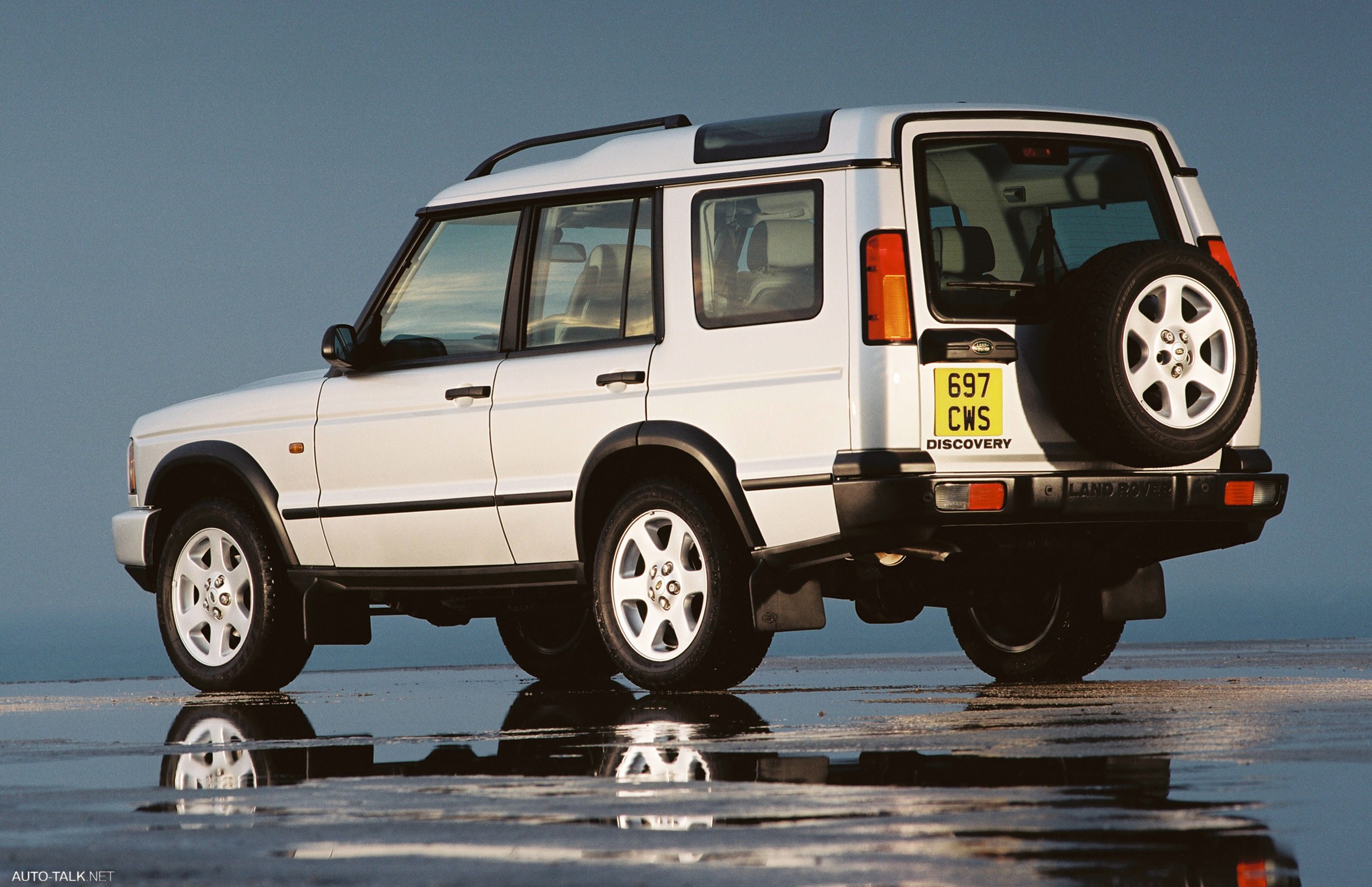 Дискавери поколения. Ландж Ровер Дисковерт 2. Land Rover Discovery 2 1998. Ленд Ровер Дискавери 2 2004. Ленд Ровер Дискавери 2002.