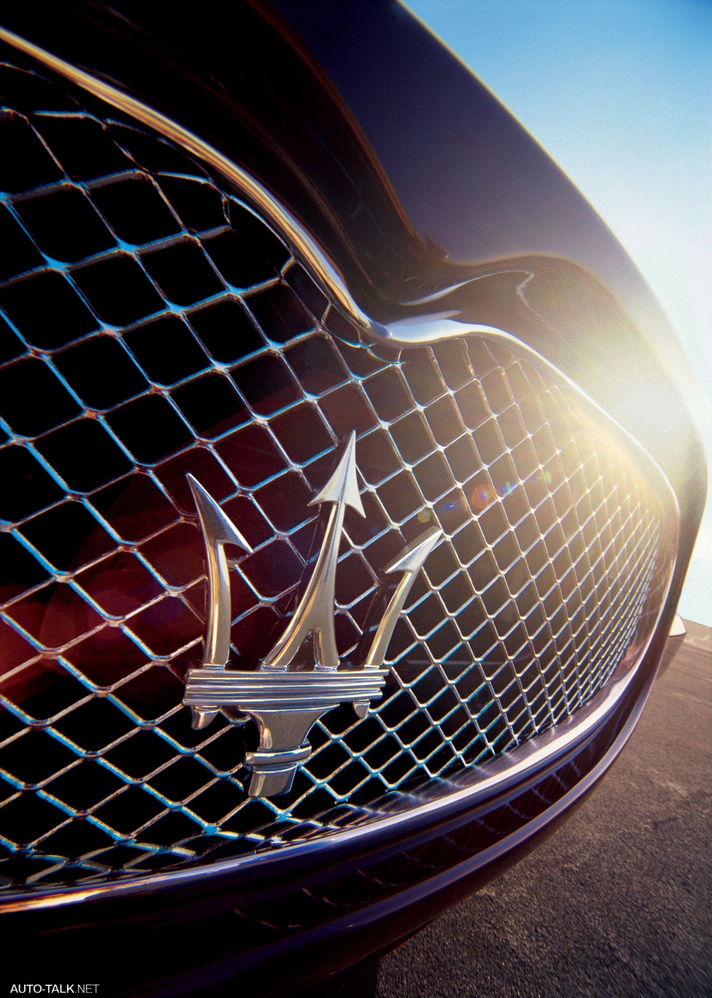 Машина знак трезубец. Maserati Quattroporte Executive gt. Значок Мазератти. Марка машины с трезубцем. Эмблема автомобиля Мазерати.