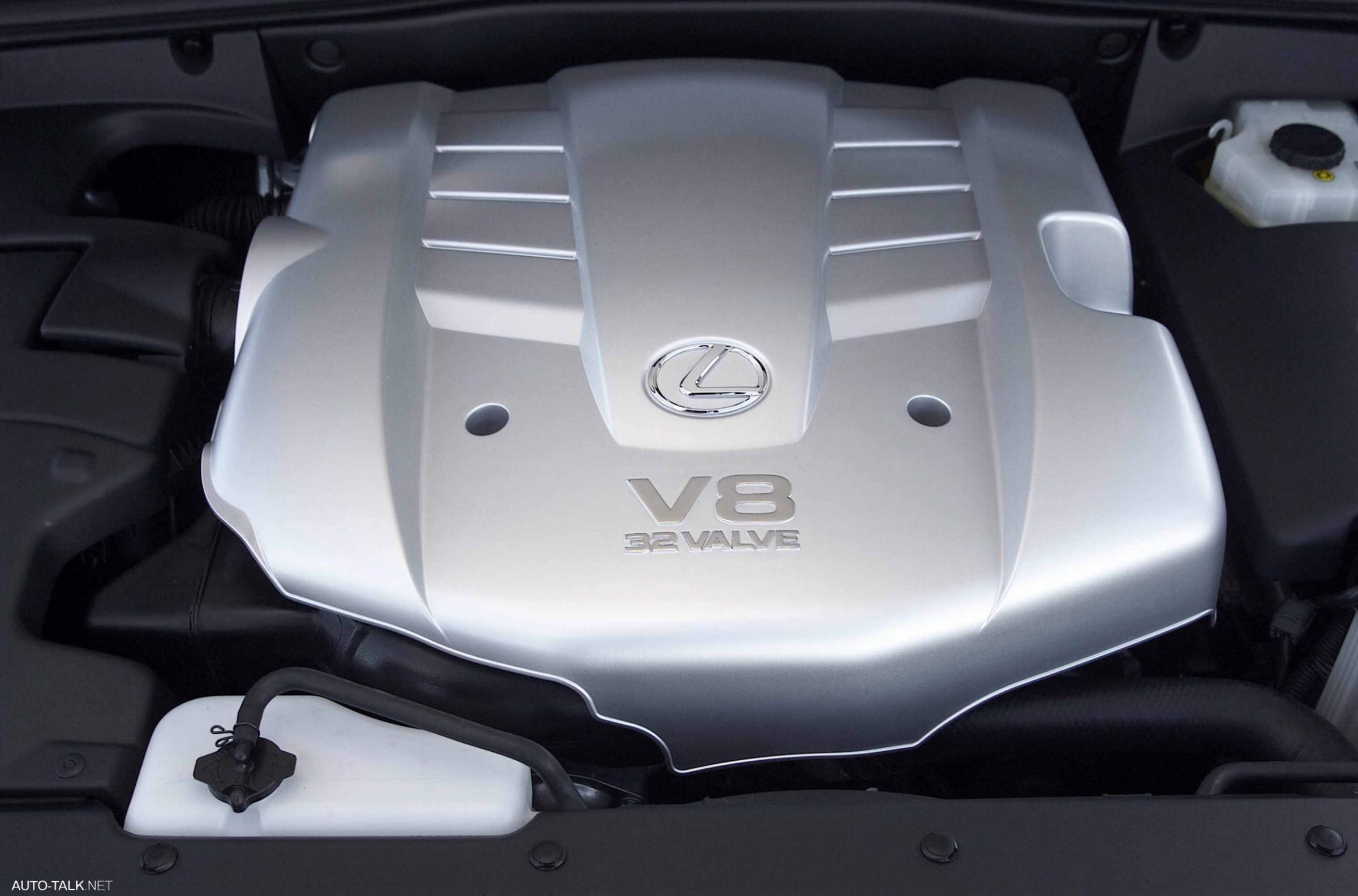 Lexus gx460 usa. Lexus gx460 2023. Двигатель лексус 470. Крышка двигателя лексус gx470. Lexus gx460 двигатель.