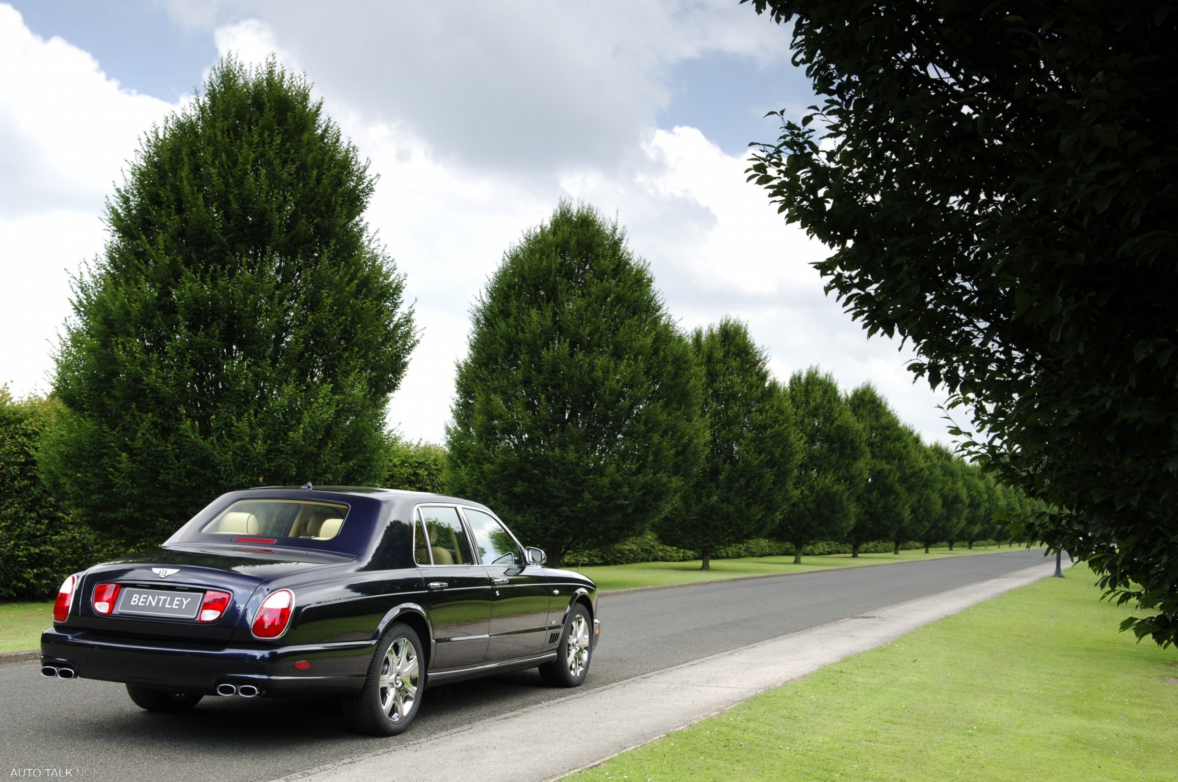 2008 Bentley Arnage Train Race