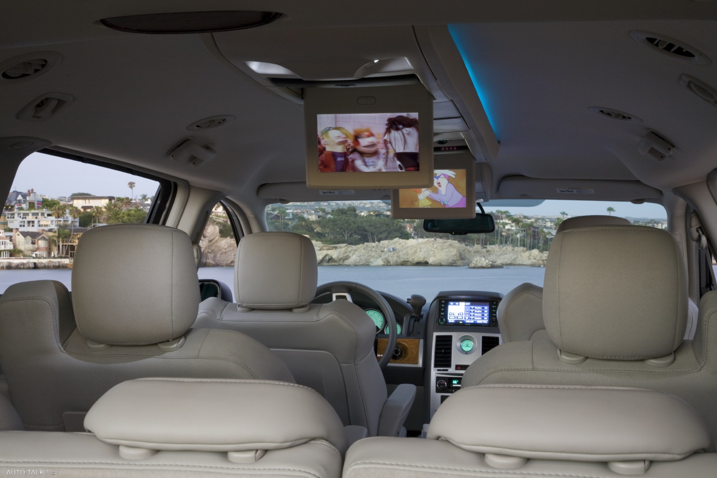 Chrysler town & country iv салон. Chrysler town country 2000 салон. Крайслер таун кантри 3 салон. Chrysler grand voyager 2002 салон. 3 салон.