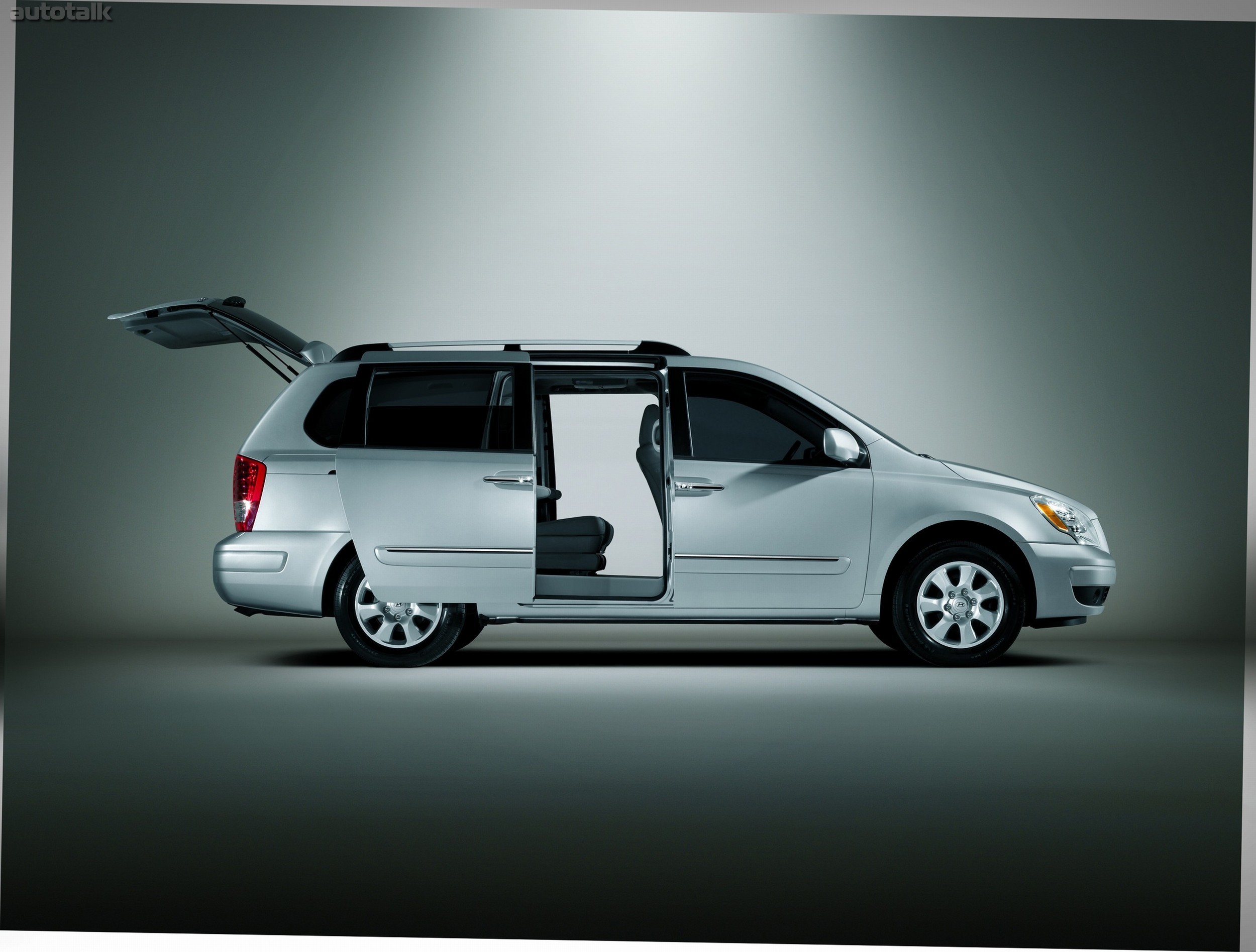 2008 Hyundai Entourage