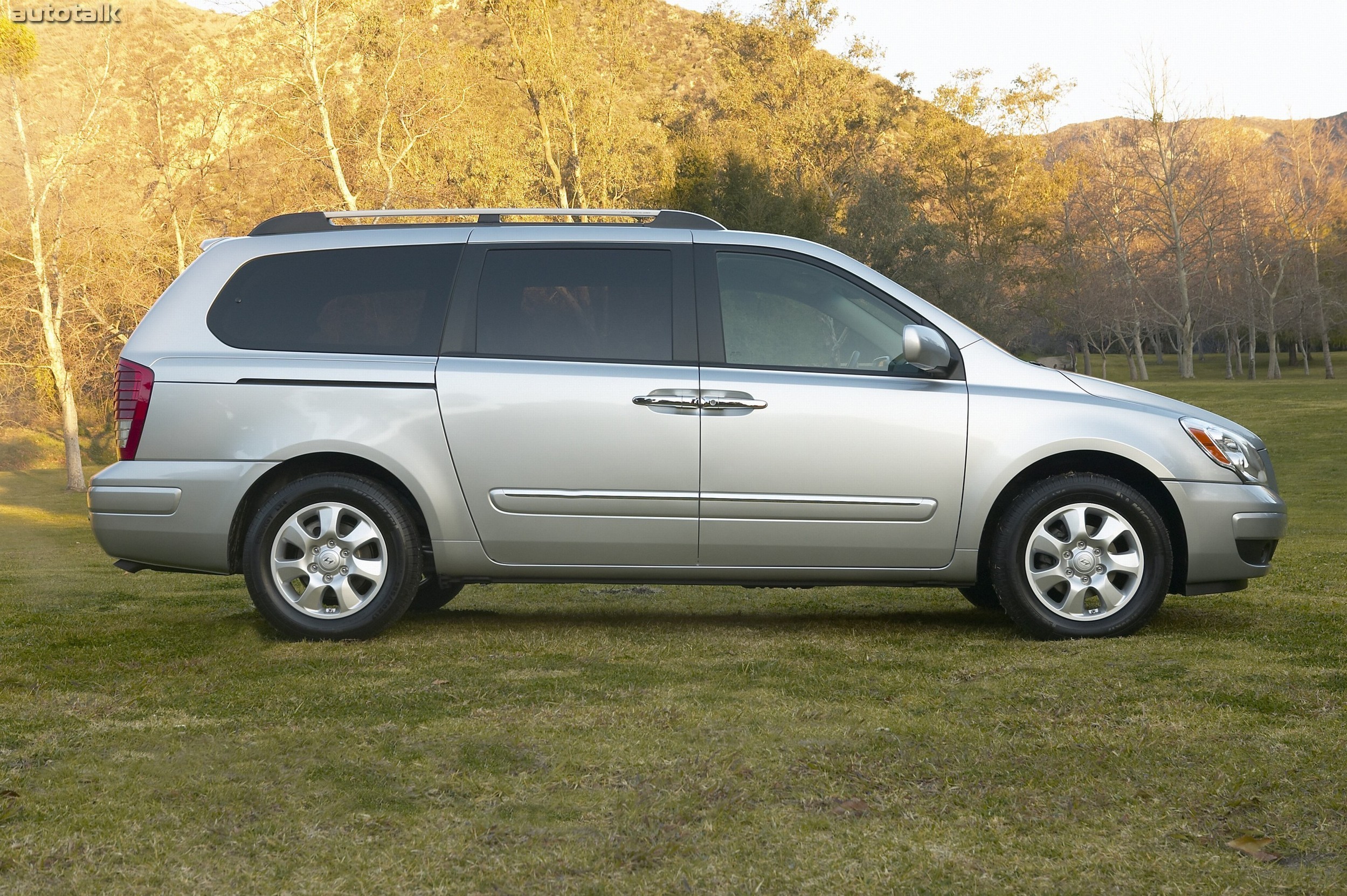 2008 Hyundai Entourage