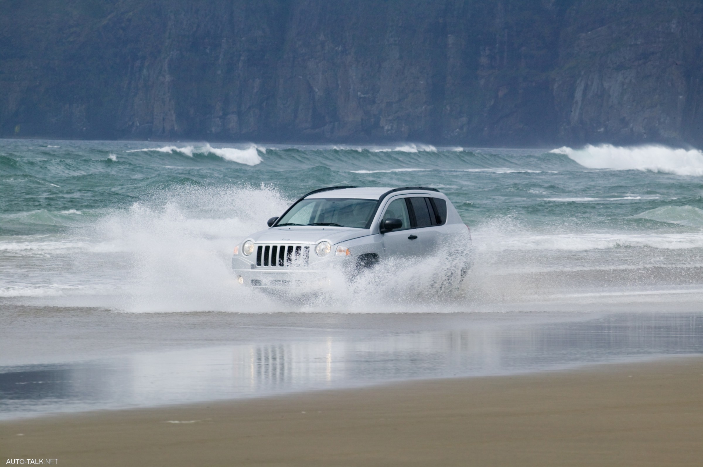 Машина едет по реке. Автомобиль на берегу моря. Машина у моря. Джип у моря. Внедорожник на море.