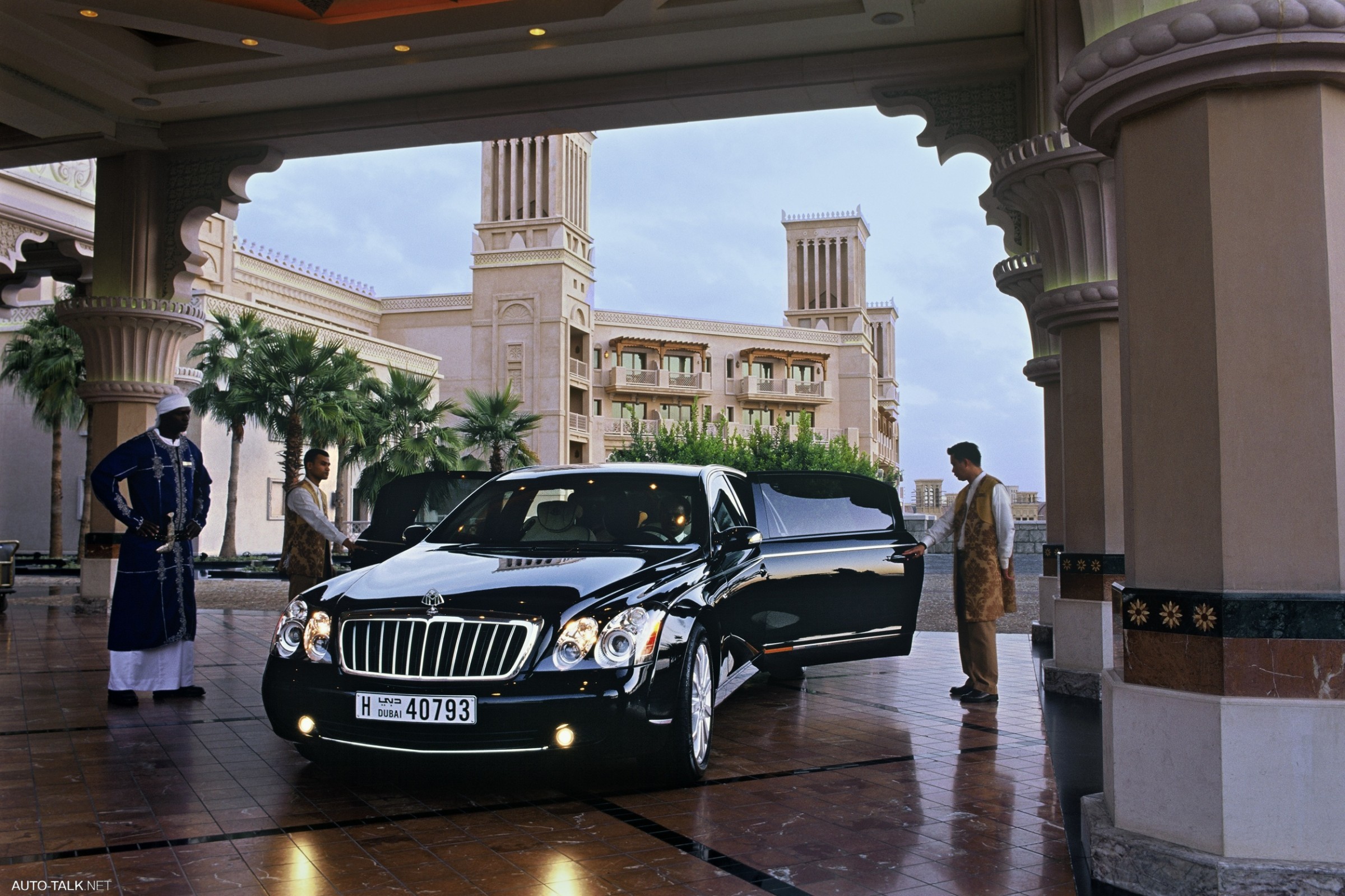 Мерседес майбах пульман. Mercedes maybach 57s. Автосалон в эмиратах. Золотой роллс ройс шейха. Maybach 62s.