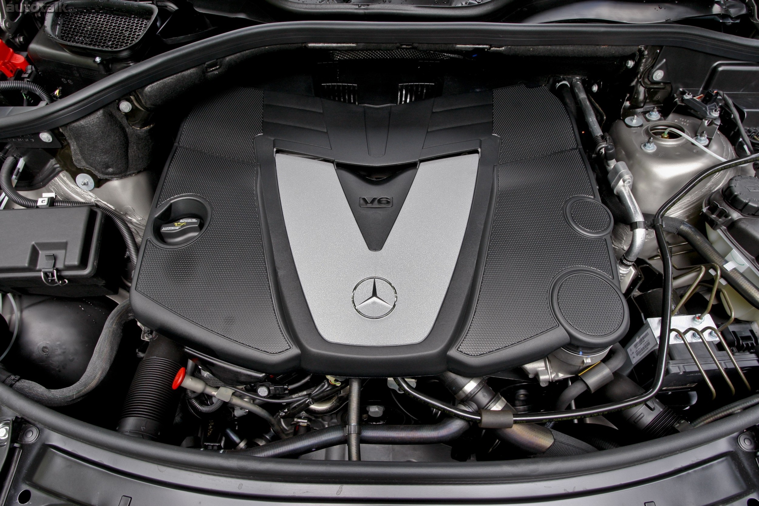 Двигатель мерседес gl320 bl. Подкапотное пространство w164 ml350. Двигатель мерседес-бенц ml350. Под капотом мерседес мл 350 w164. Мотор мерседес мл 350.