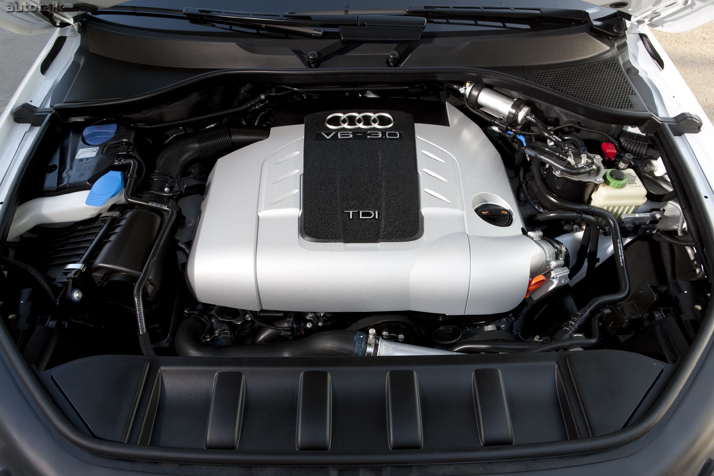 Моторы audi q7. Audi q7 3.0 TDI двигатель. Двигатель Ауди ку 7 3.0 дизель. Audi q7 3 0 TDI двигатель Bug. Моторный отсек q7 дизель.