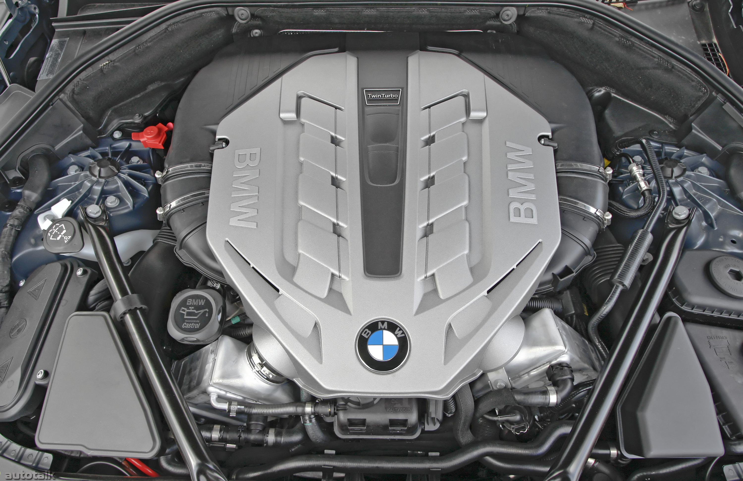 Масло bmw x4. BMW 550i engine. BMW v6 двигатель. 4.4 Твин турбо БМВ. БМВ мотор в8.
