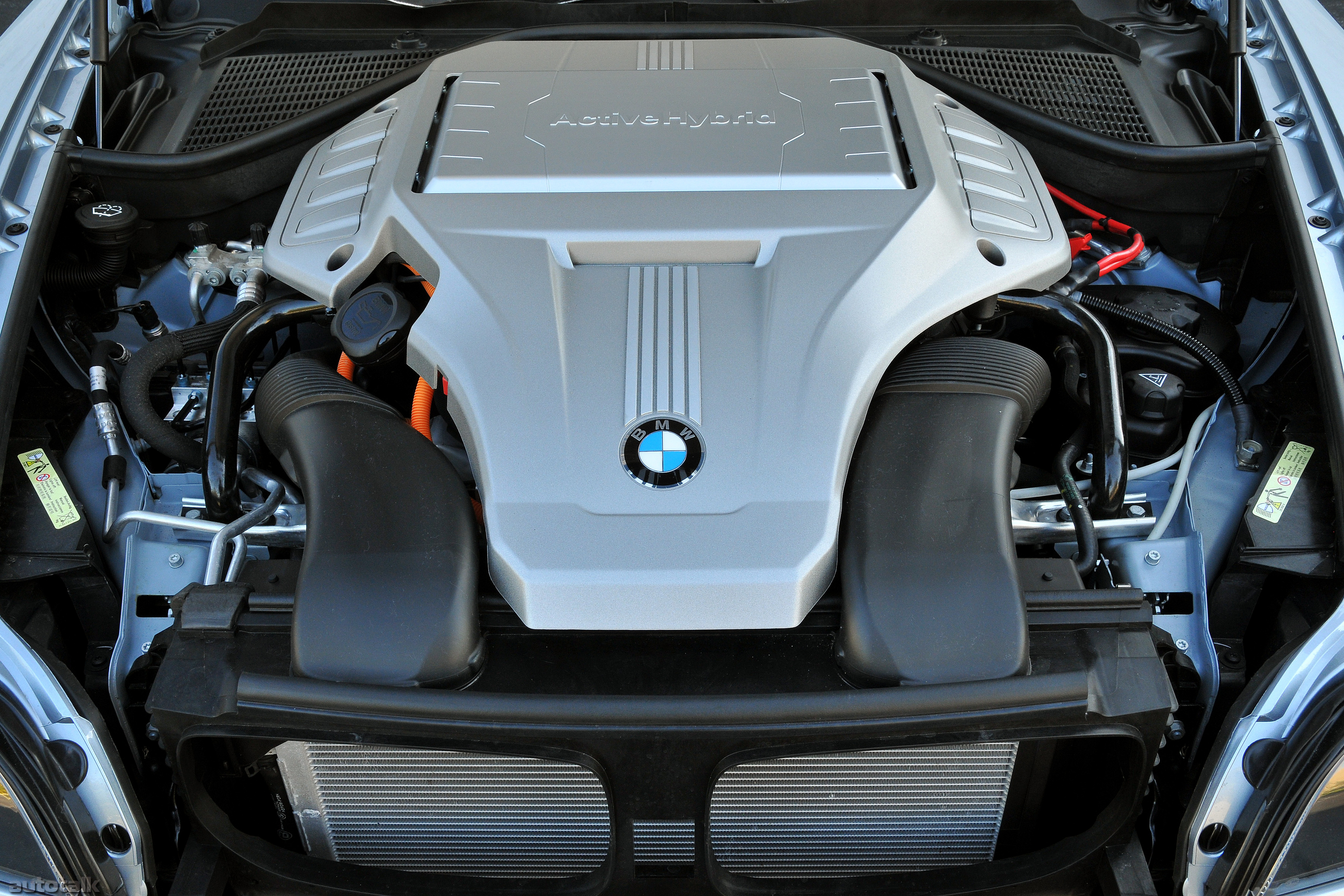 Двигатель бмв x6. БМВ x6 гибрид двигатель. BMW x6 Hybrid. BMW x6 e71 под капотом. БМВ x6 e 71 гибрид двигатель.