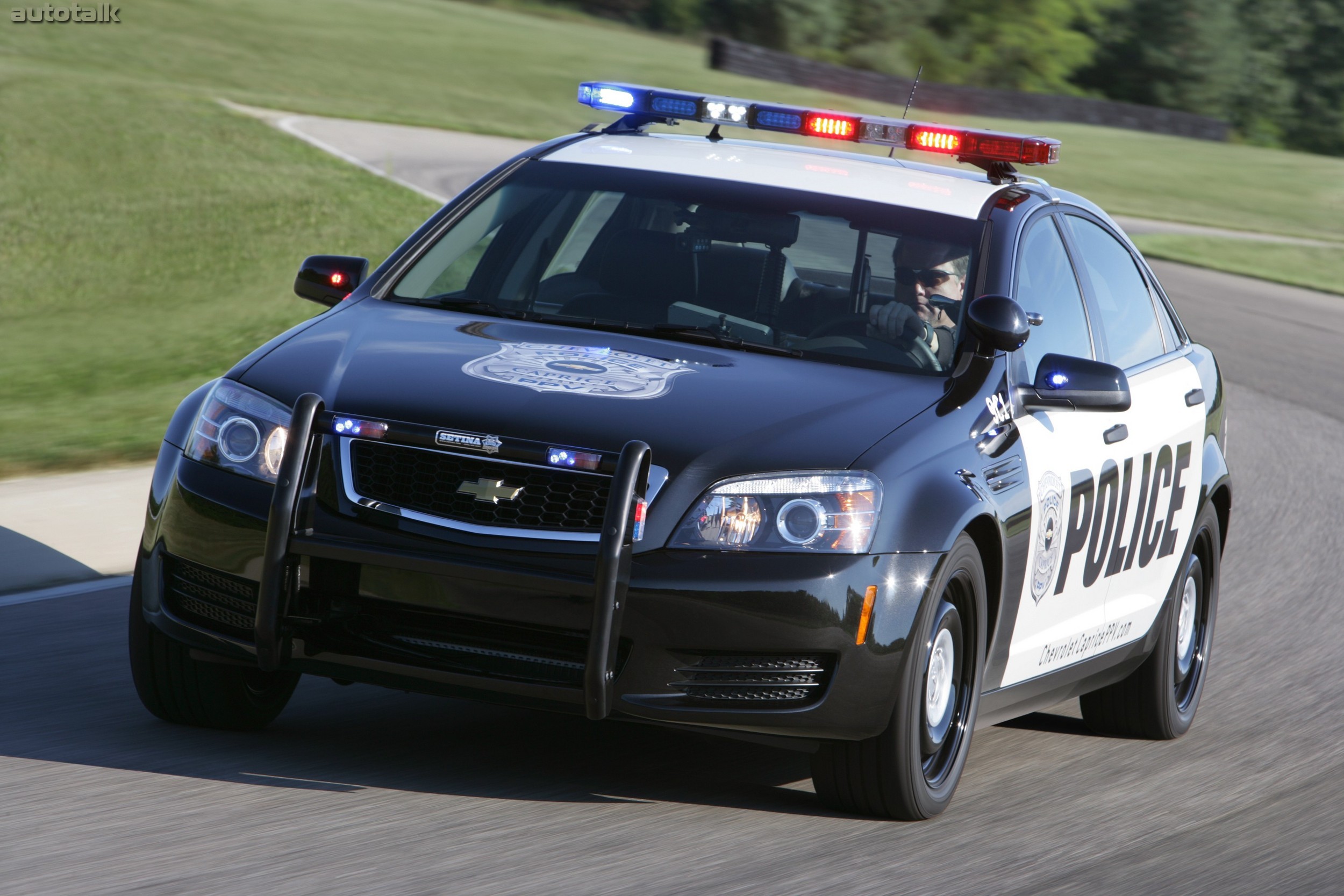Открой полицейскую машину. Шевроле Каприс полицейский США. Chevrolet Caprice Police car. Chevrolet Caprice Police 2010 года. Chevrolet Caprice Police Patrol vehicle.