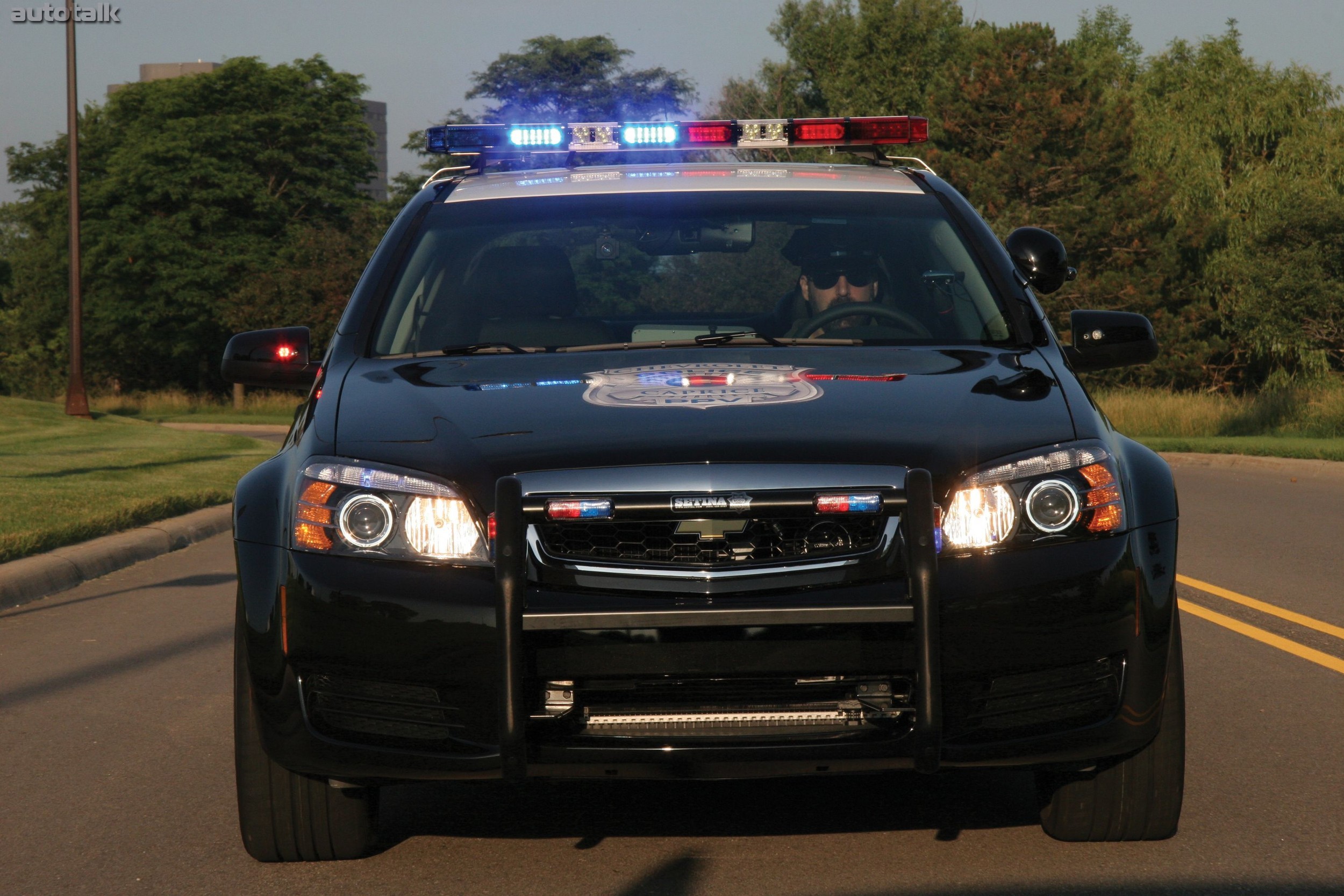 Полицейская машина уезжает. Chevrolet Caprice Police Interceptor. Chevrolet Caprice Police 2010 года. Chevrolet trailblazer Police Interceptor. Chevrolet Caprice Police Patrol vehicle.