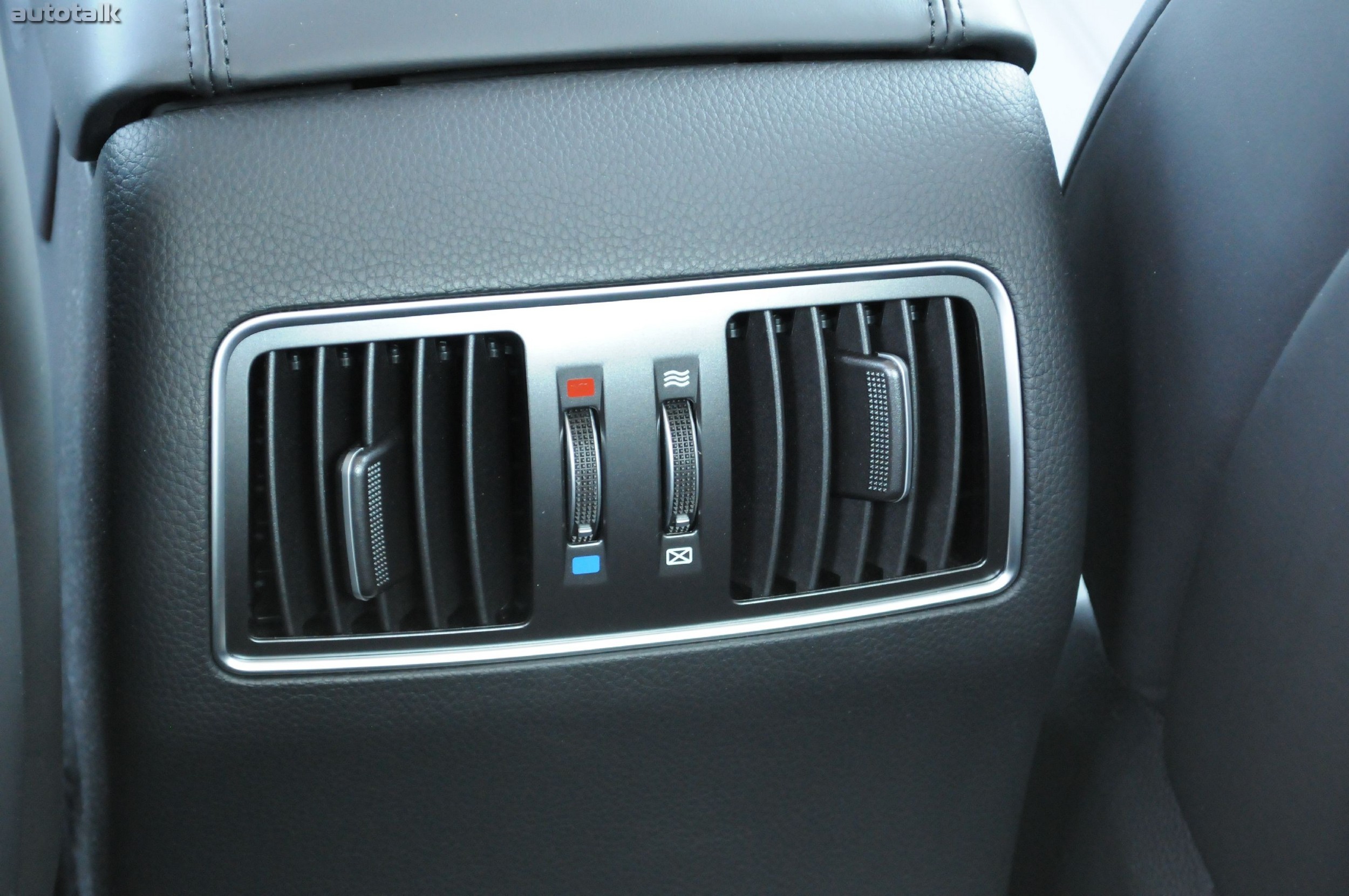 2011 Hyundai Equus Review