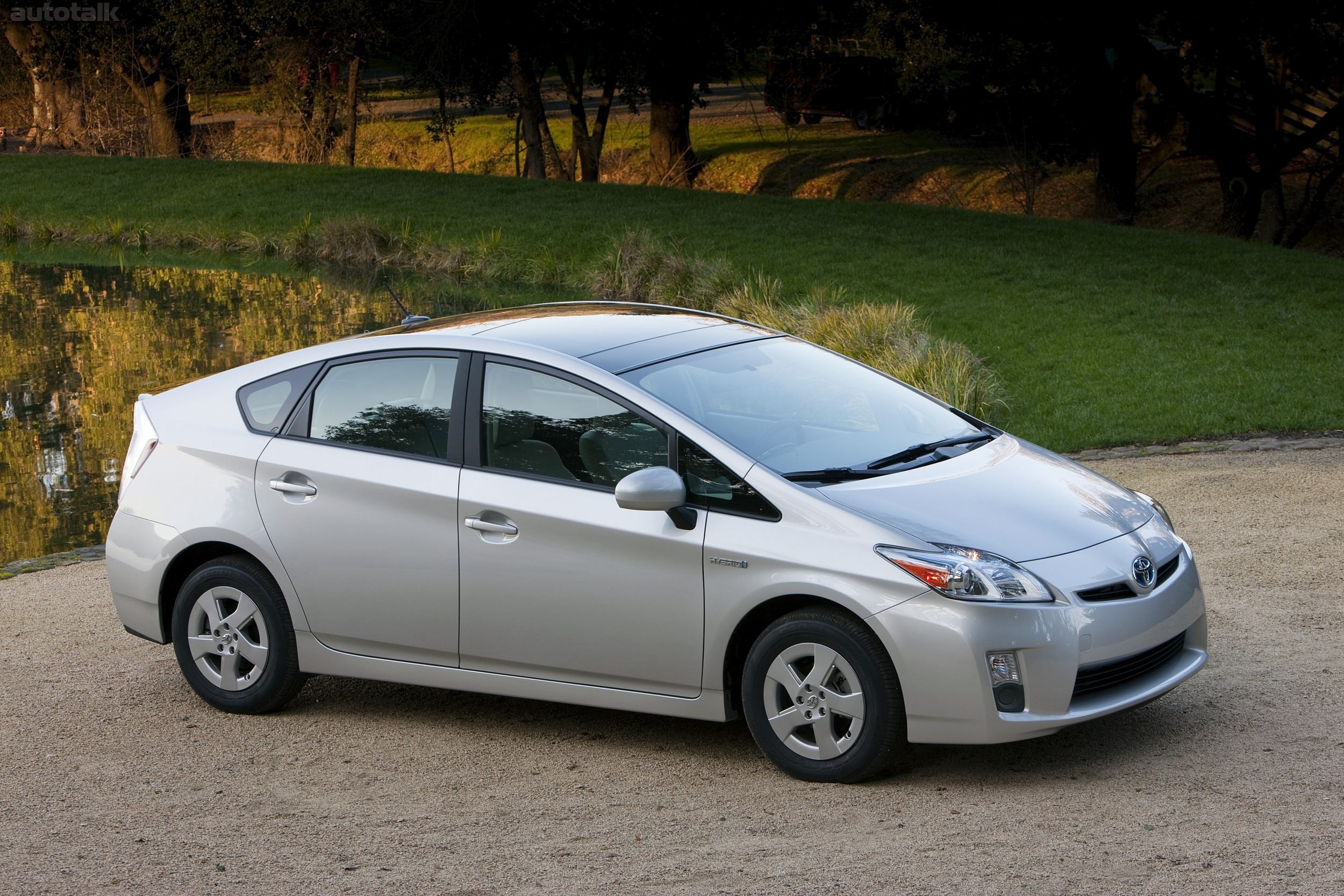 Почему тойота приус. Toyota Prius Hybrid. Тойота Приус 2010. Toyota Prius Hybrid 2010. Toyota Приус гибрид.