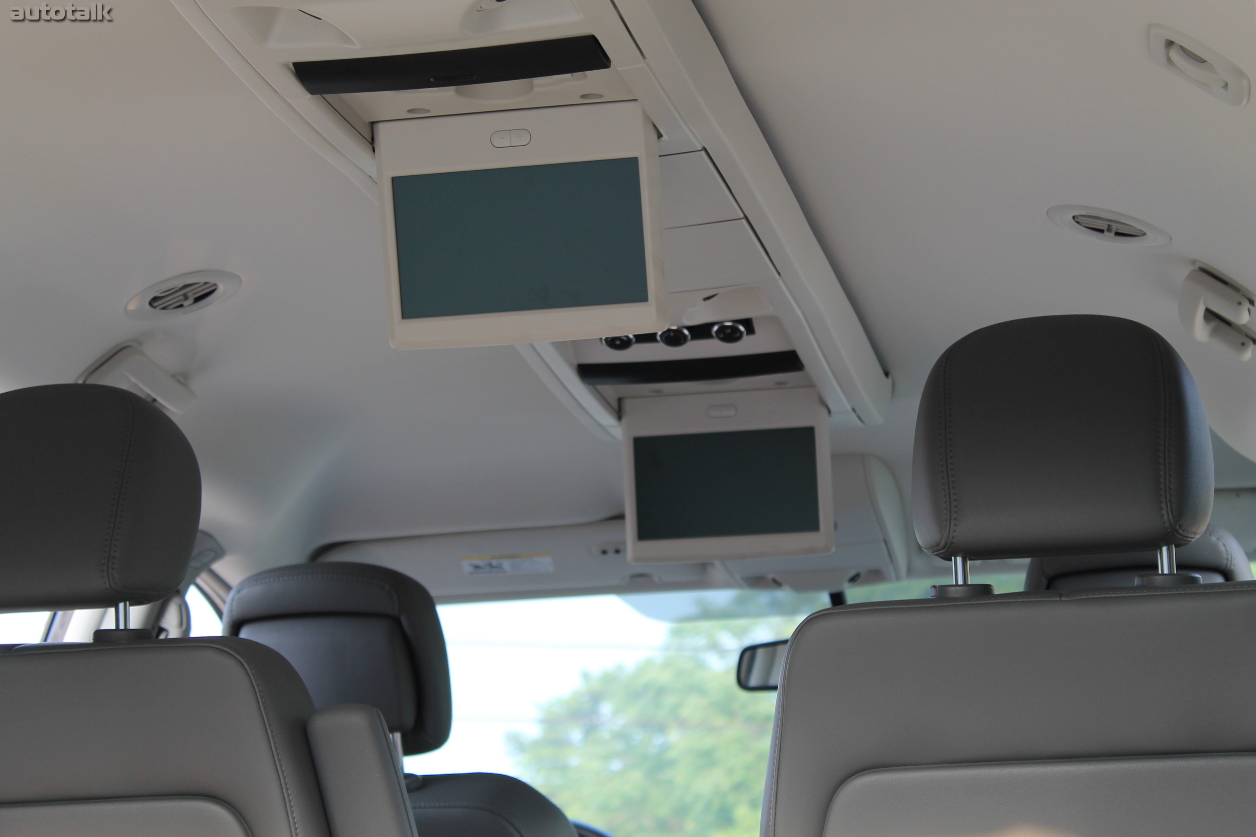 2011 Volkswagen Routan Review