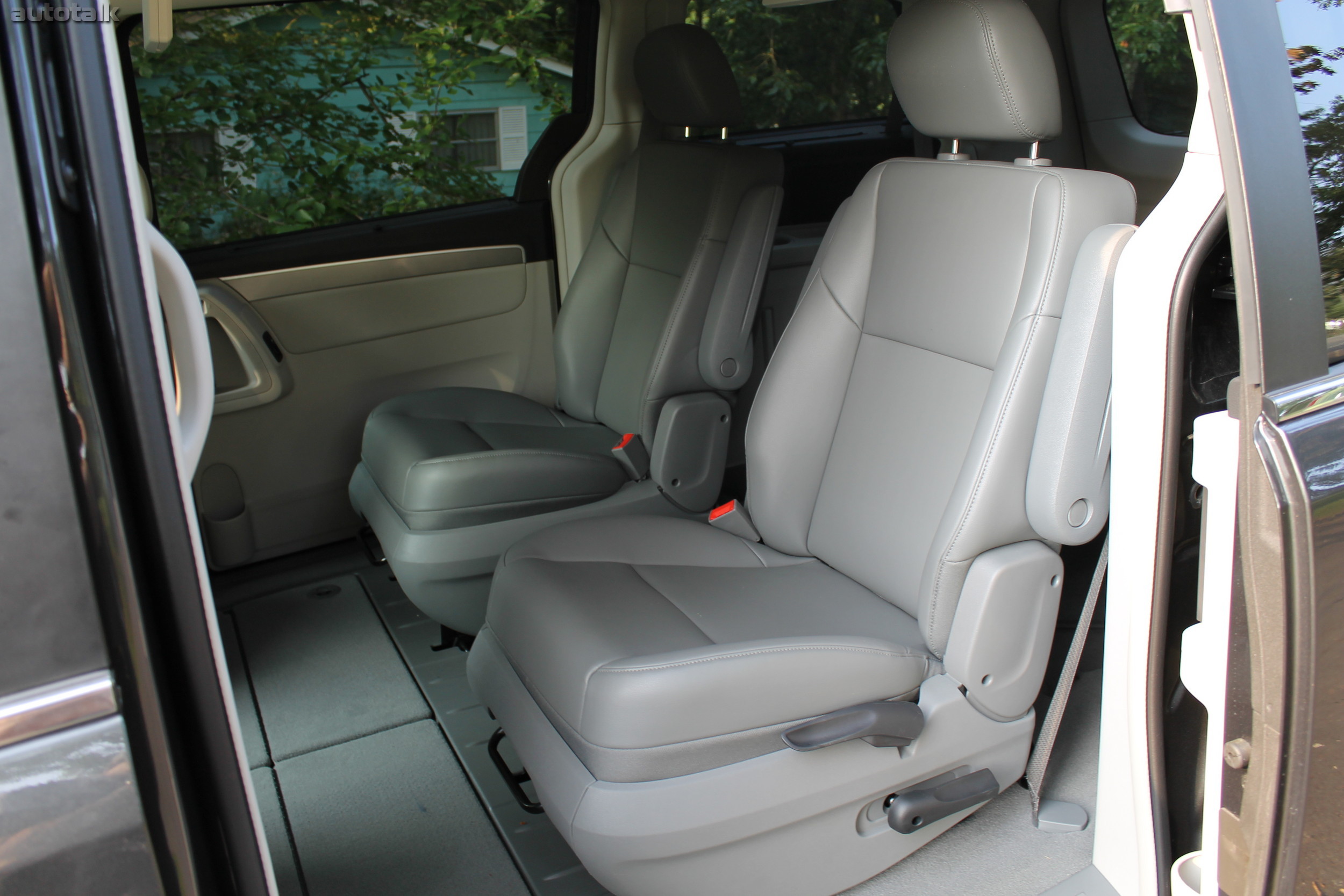 2011 Volkswagen Routan Review