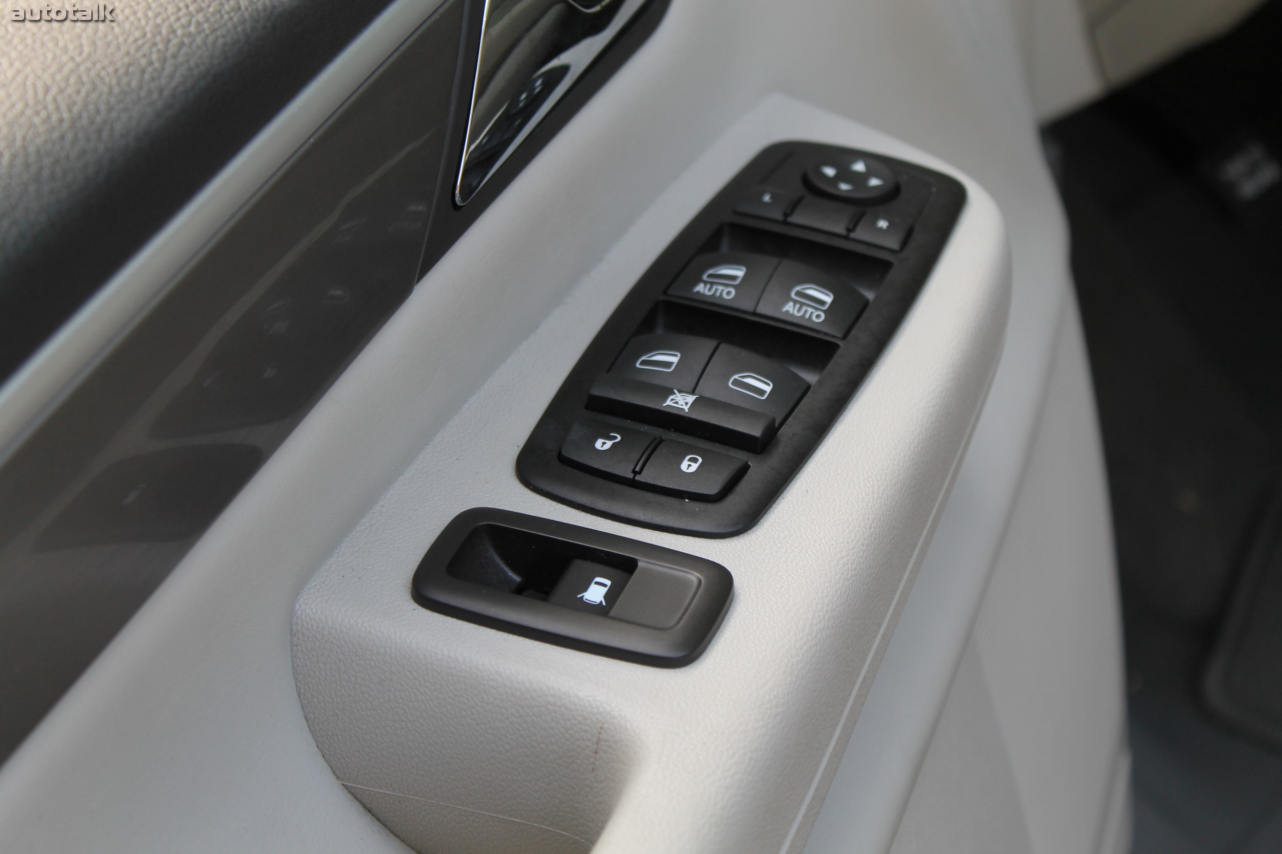 2011 Volkswagen Routan Review