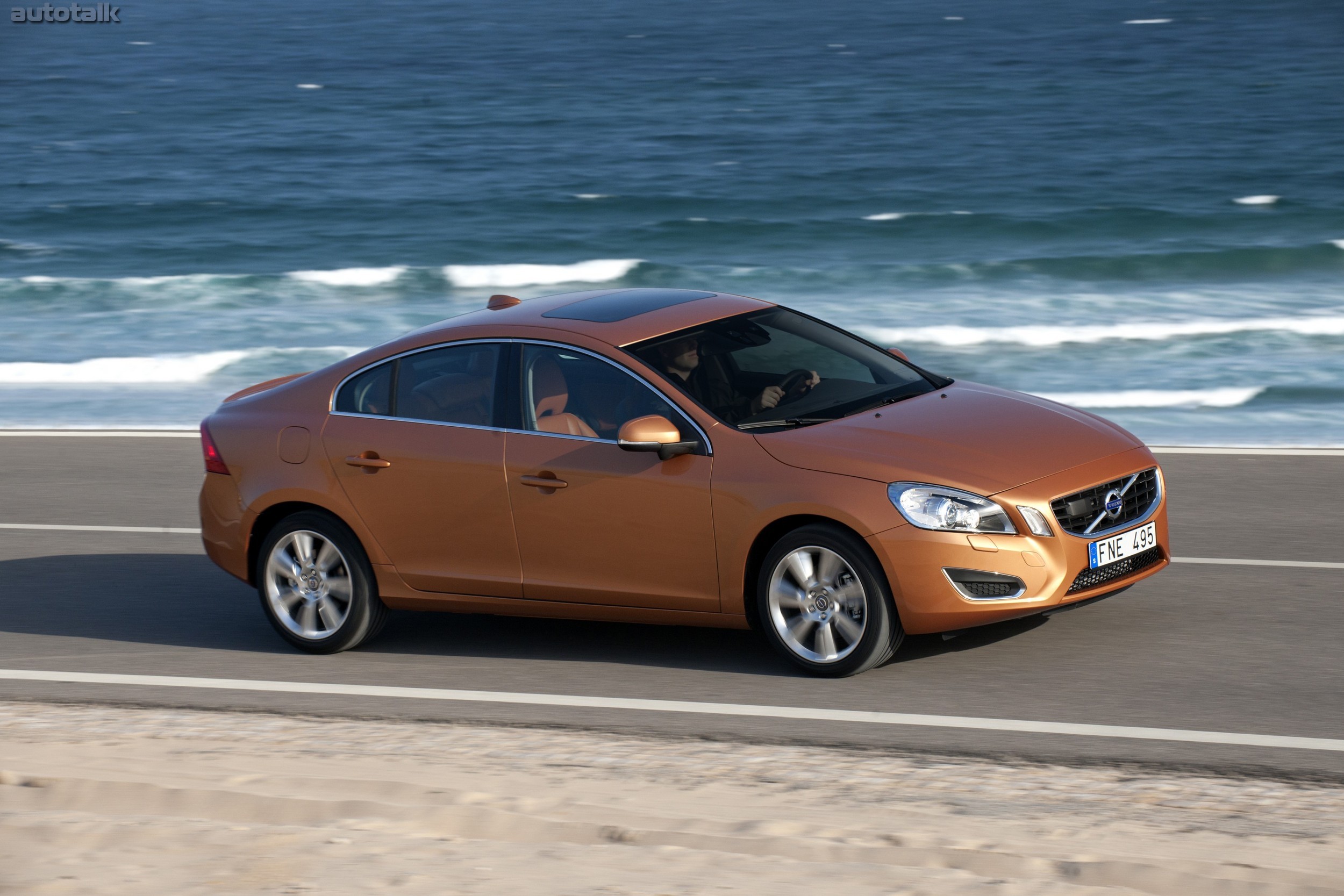 Volvo s60 2013. Volvo s60 седан 2010. Вольво s60 оранжевая. Вольво s60 2013.