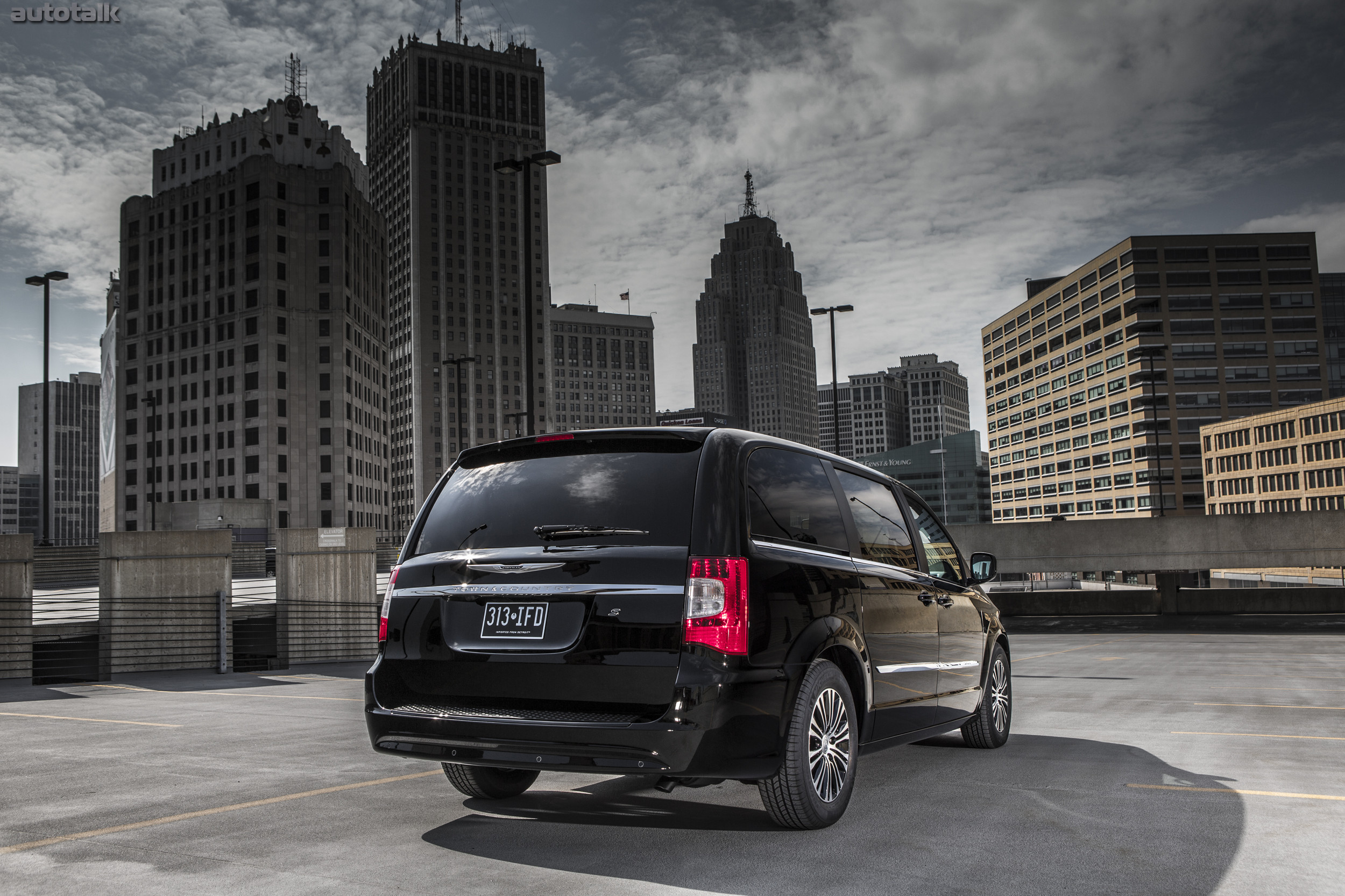 2013 Chrysler Town & Country S