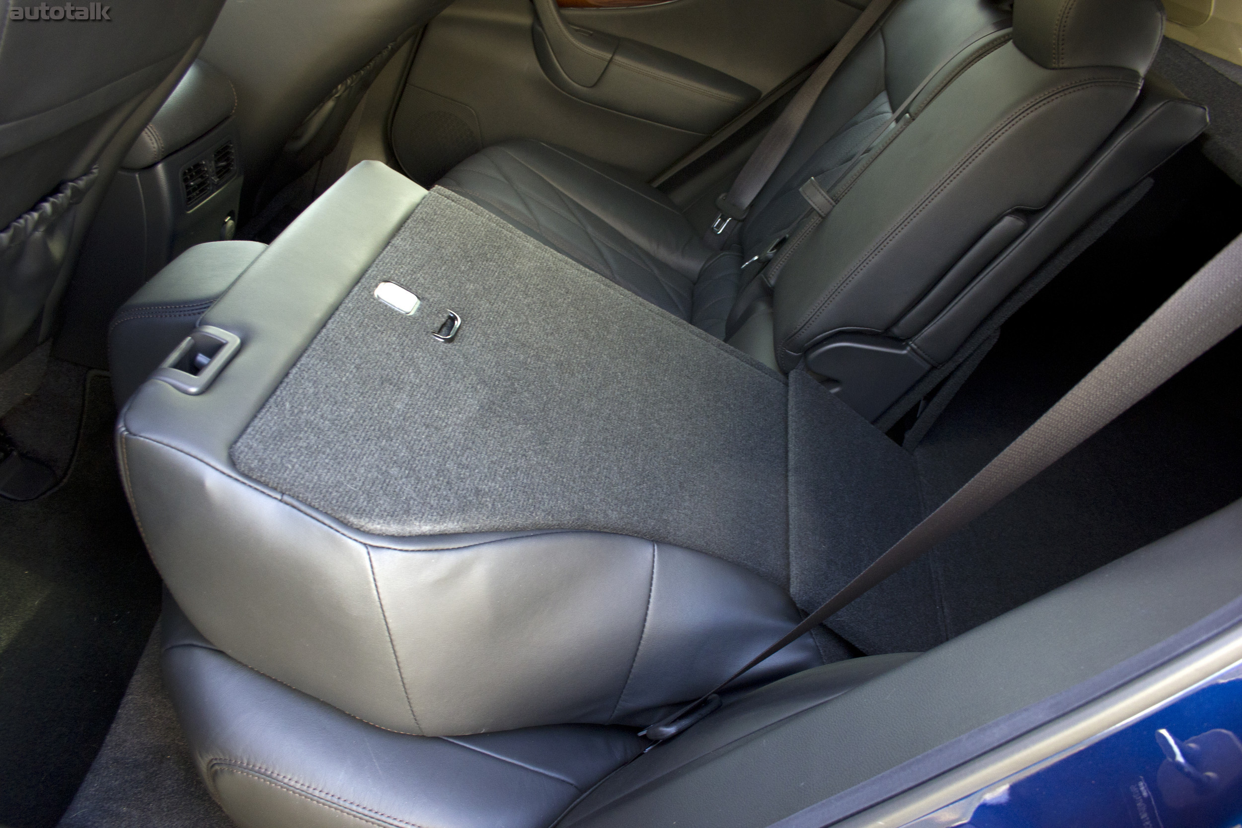 2013 Infiniti FX37 Review