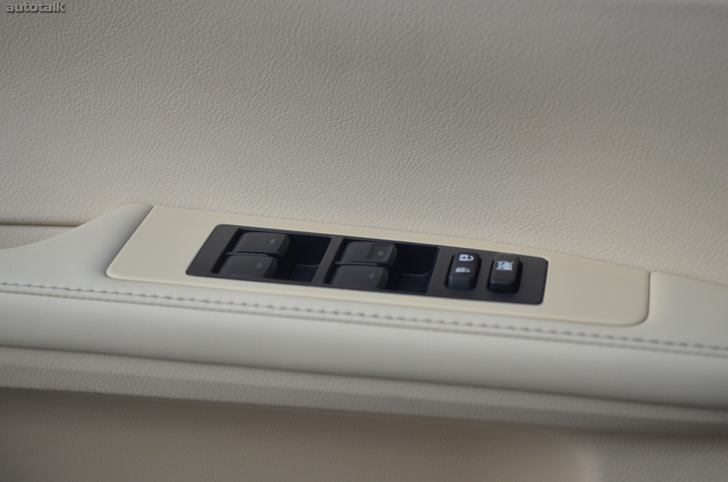 2013 Lexus ES Hybrid Review