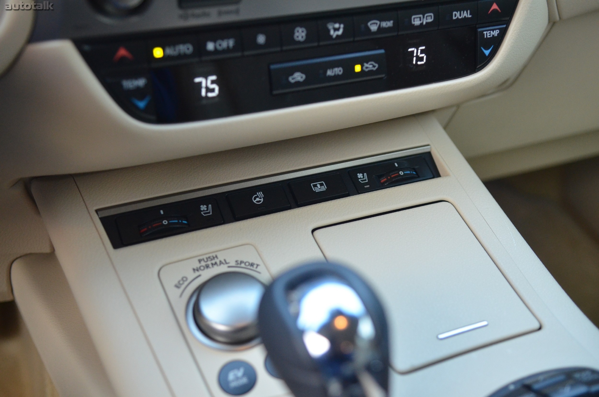 2013 Lexus ES Hybrid Review