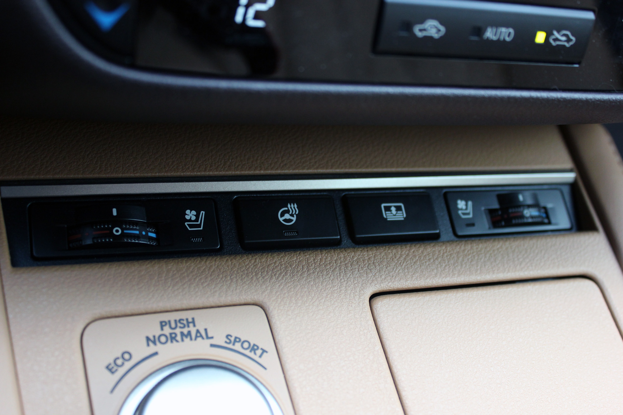 2016 Lexus ES 300h Review