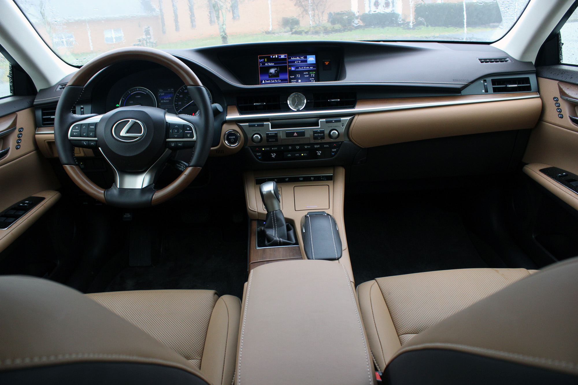 2016 Lexus ES 300h Review