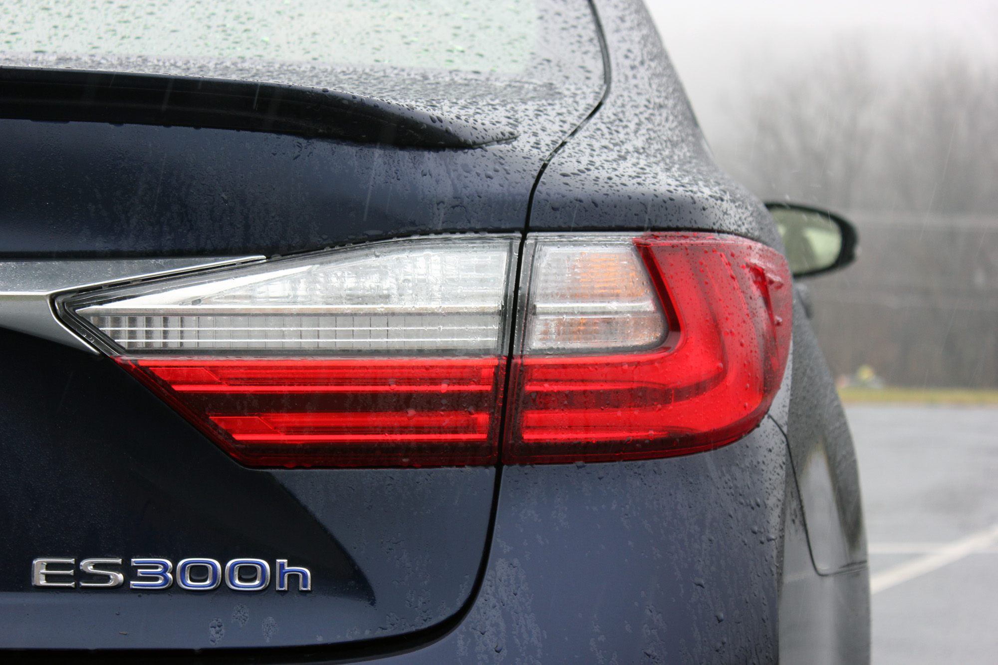 2016 Lexus ES 300h Review