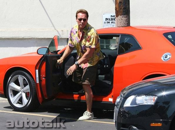 Arnold Schwarzenegger in Dodge Challenger SRT8