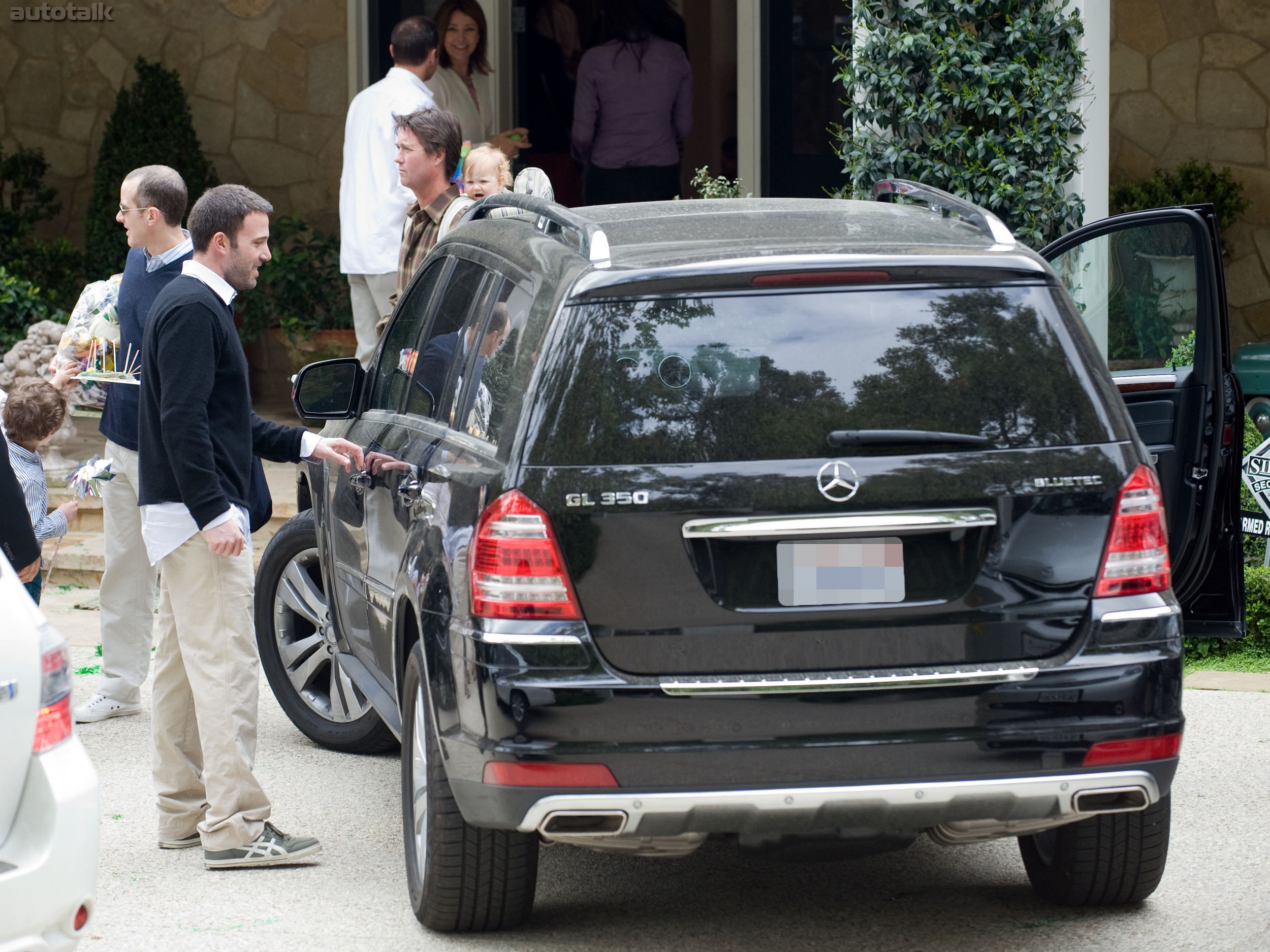Ben Affleck, Jennifer Garner with Mercedes-Benz GL350 BlueTEC