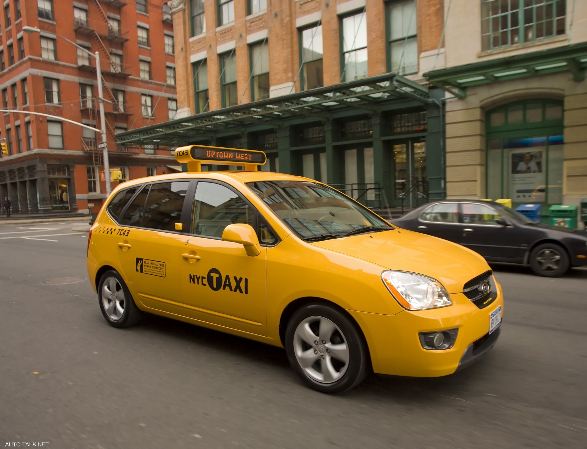 Передача такси. Kia Rondo. Машина "такси". Автомобиль «такси». Современное такси.