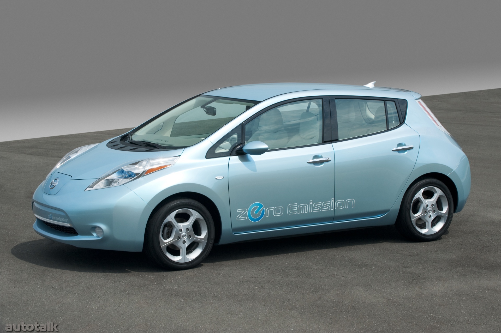 Nissan leaf 1. Nissan leaf 2010. Nissan leaf 2017 nismo. Leaf 2011. Электрический хэтчбек.