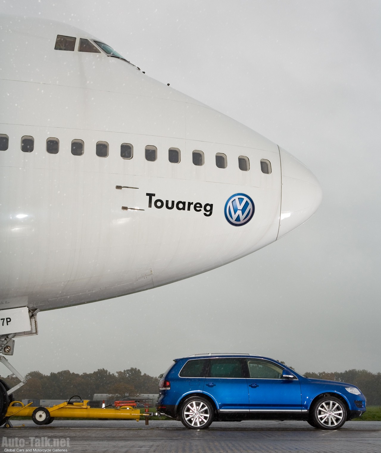 Volkswagen Touareg V10 TDI tows a Boeing 747