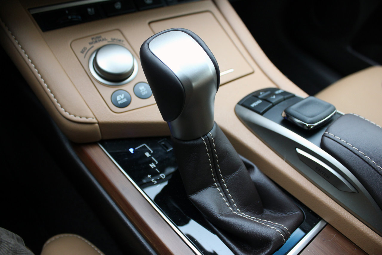 2016 Lexus ES 300h (12)