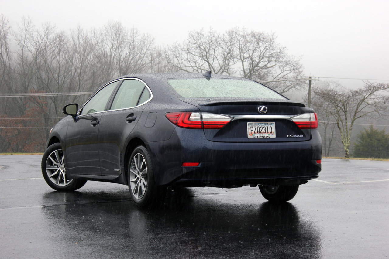 2016 Lexus ES 300h (32)